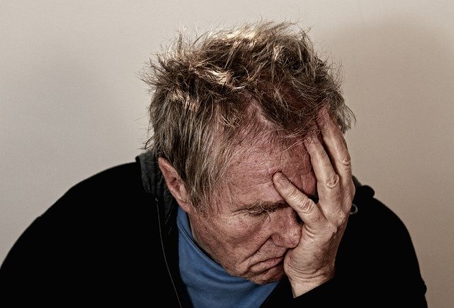 Caregiver familiari: quando il carico emotivo si trasforma in burnout